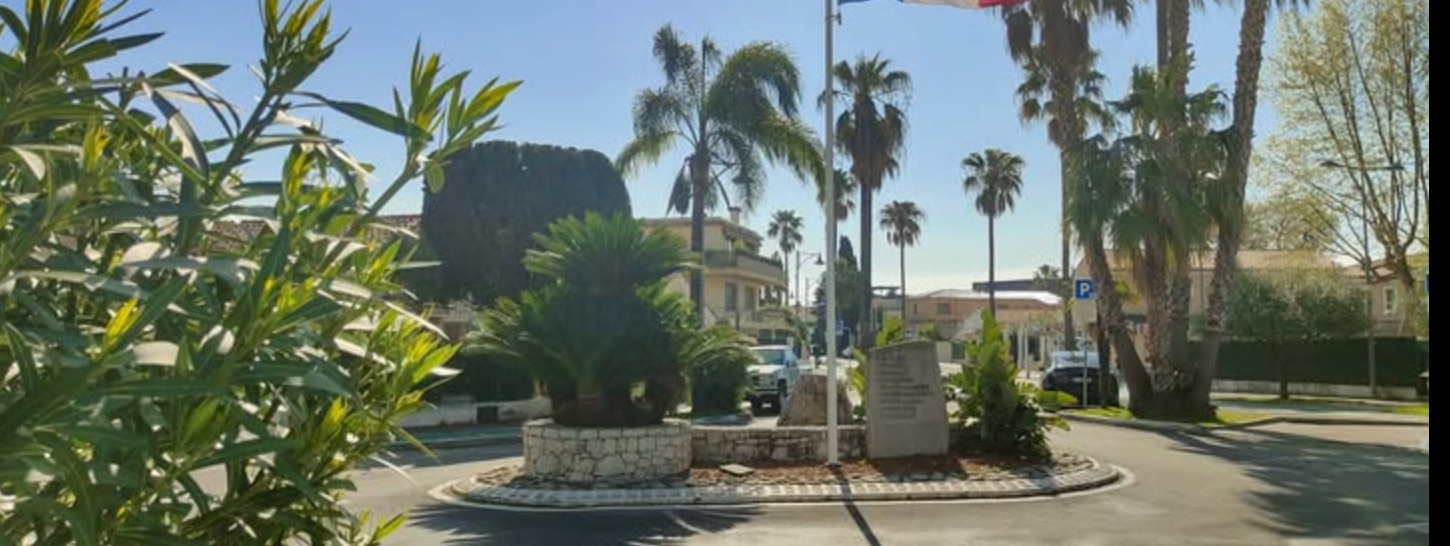 La stele érigée dans la commune de Villeneuve-Loubet