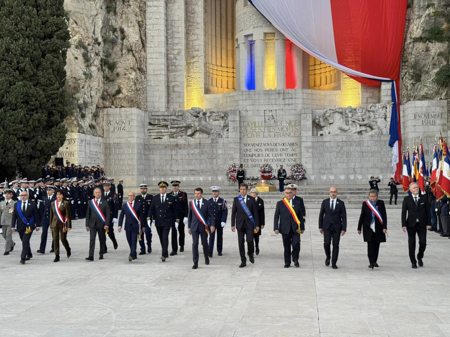 Les officiels devant le monument aux morts illuminé