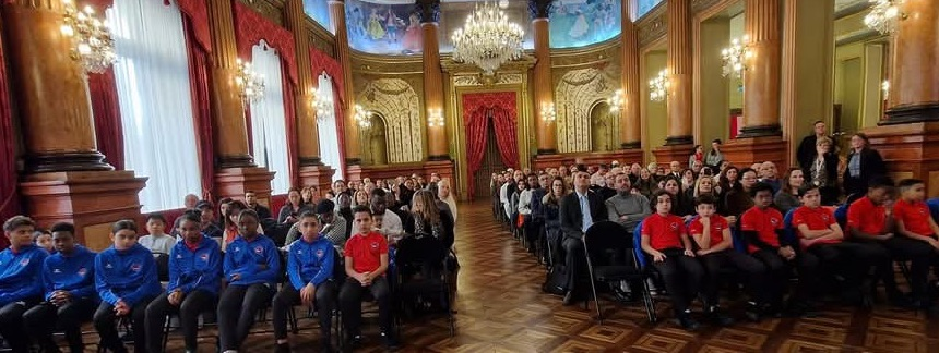 L'assistance attentive pendant les discours 