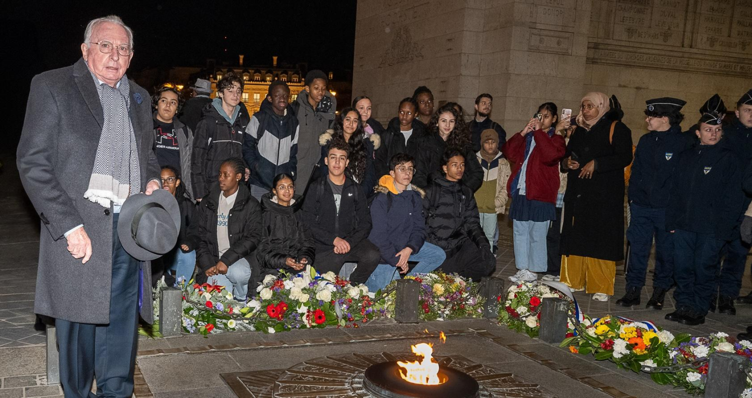 Le ravivage de la flamme sous l'Arc de Triomphe