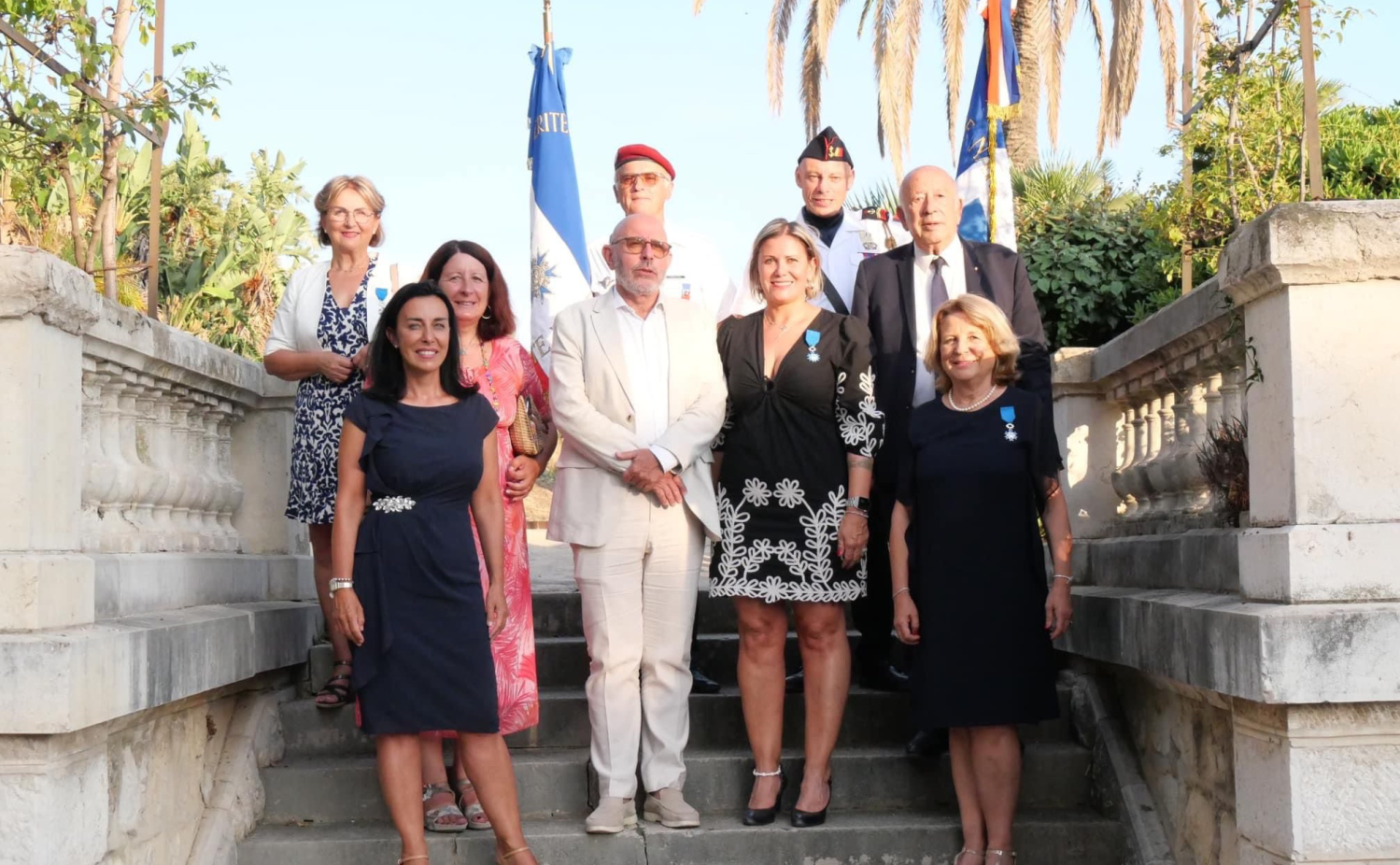 Dans le jardin de la Villa Serena, la récipiendaire bien entourée 