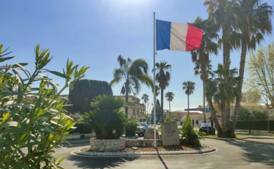 La stele érigée dans la commune de Villeneuve-Loubet