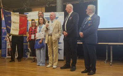 Colette Bourdon très entourée, avec le président P.Sandevoir, ses parents, le Président F. Jacquot, le 1er Vice-Président  MJ.Floc'h et le Vice-Président national E.Segretain