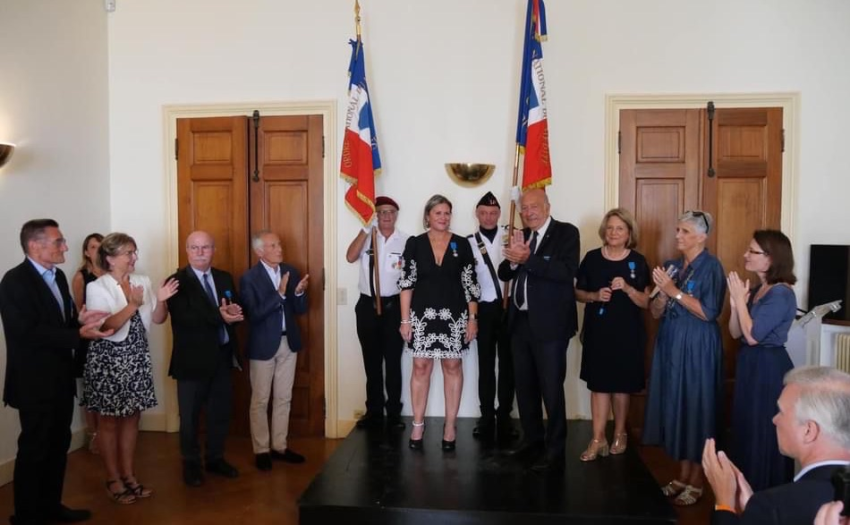 Mylène EZAVIN entourée des porte-drapeaux .