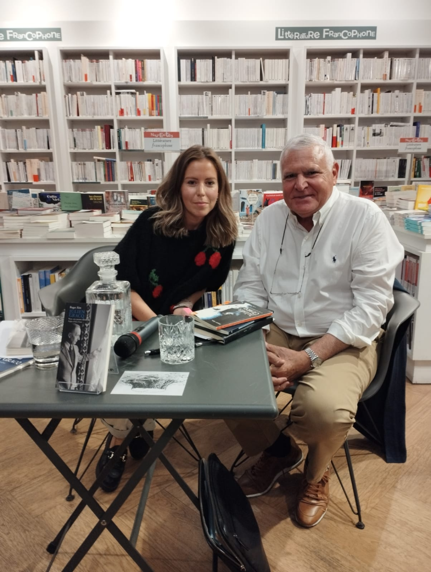 Roger AÏM et la responsable de la librairie Massena